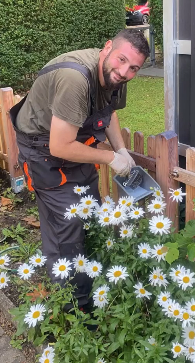 Erdan von Hauszeit E&B bei der Gartenarbeit in Hamburg