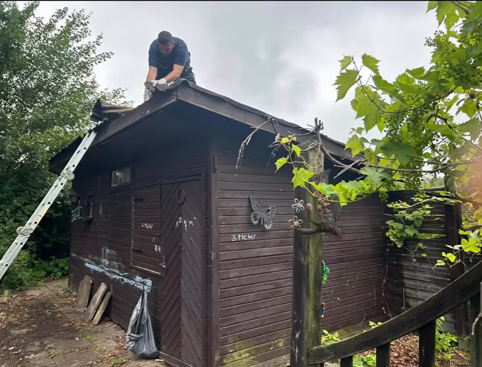 Saubere Dacharbeiten und Reinigung durch Hauszeit E&B in Hamburg